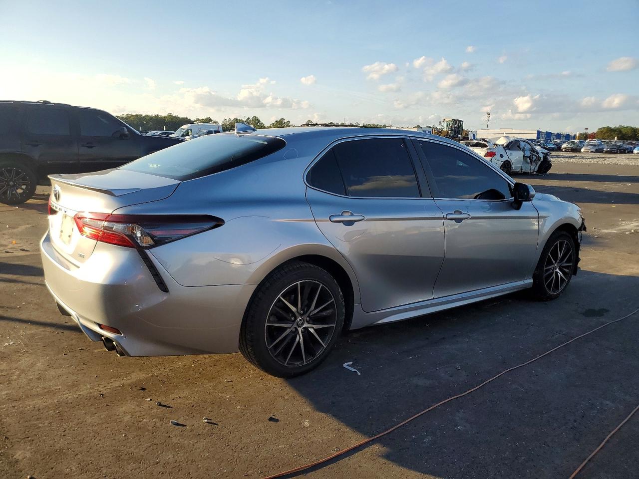 2022 TOYOTA CAMRY SE photo 3