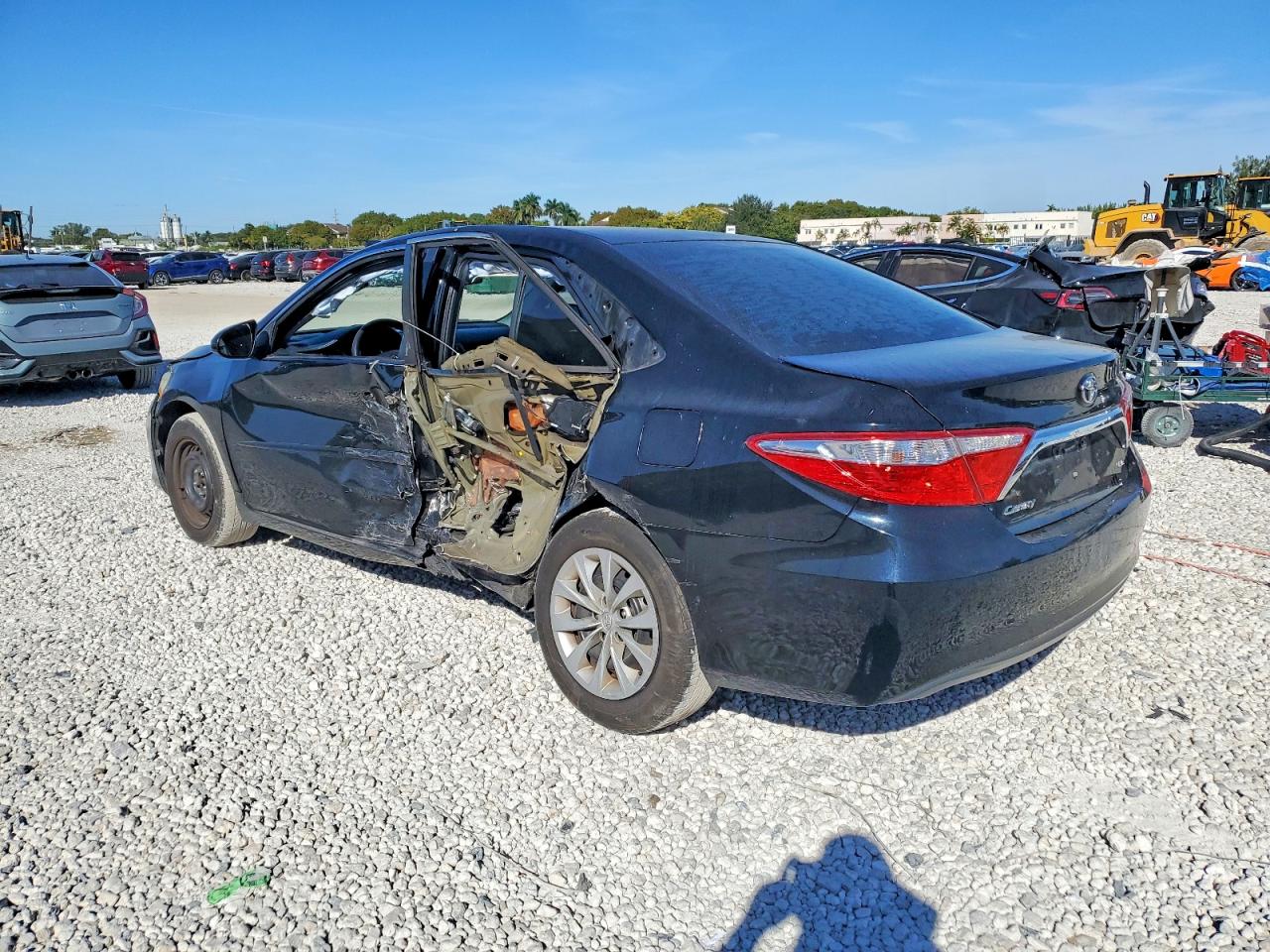 2016 TOYOTA CAMRY LE photo 2