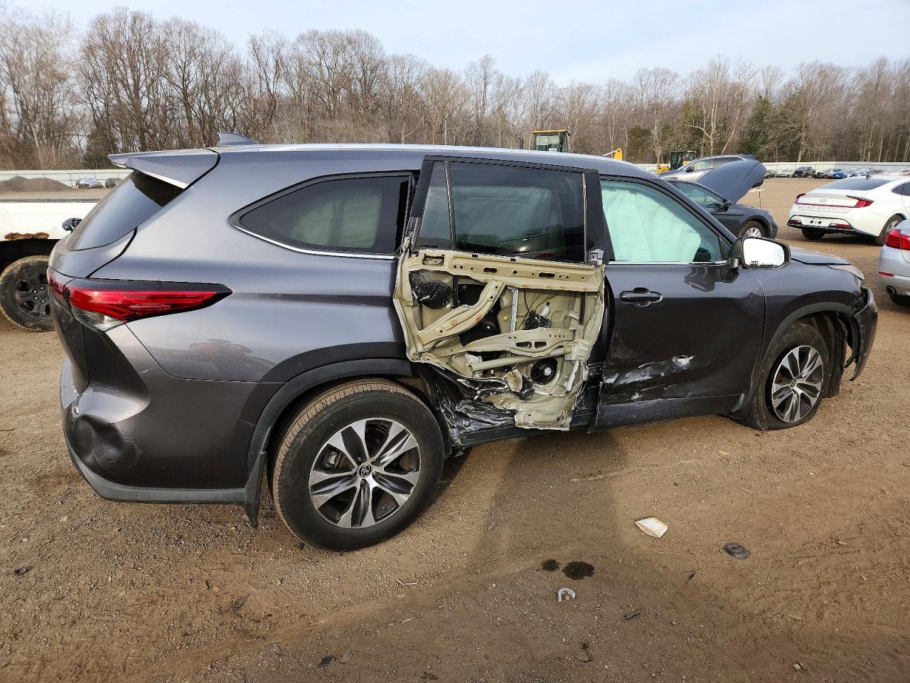 2021 TOYOTA HIGHLANDER XLE photo 3