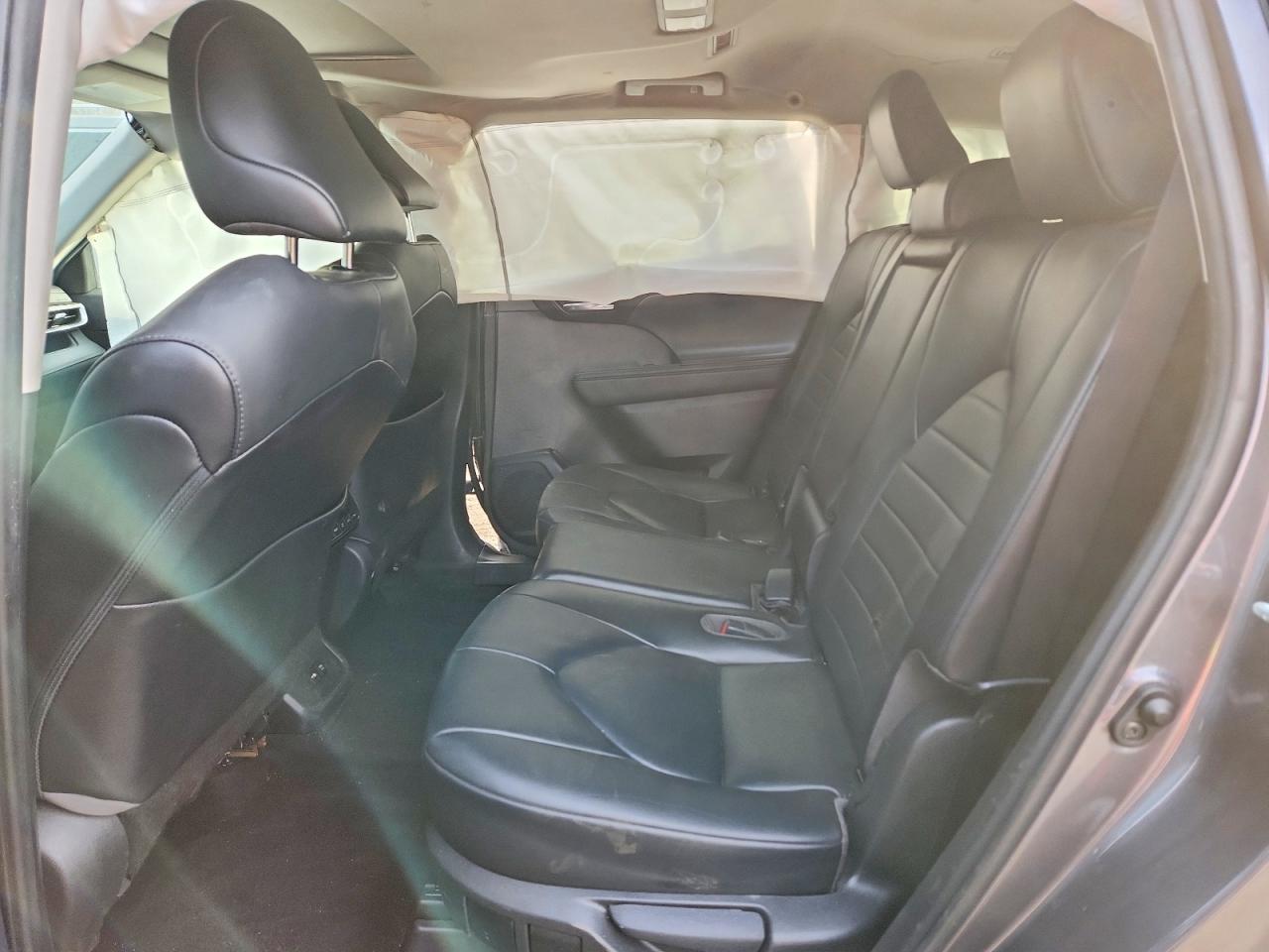 2021 TOYOTA HIGHLANDER XLE photo 11