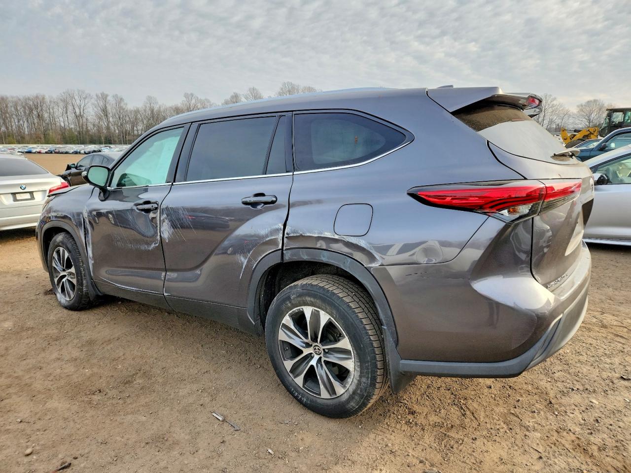 2021 TOYOTA HIGHLANDER XLE photo 2