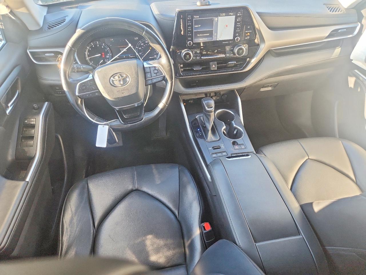 2021 TOYOTA HIGHLANDER XLE photo 8