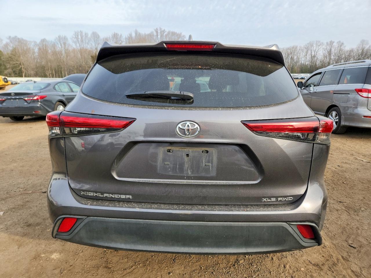 2021 TOYOTA HIGHLANDER XLE photo 6