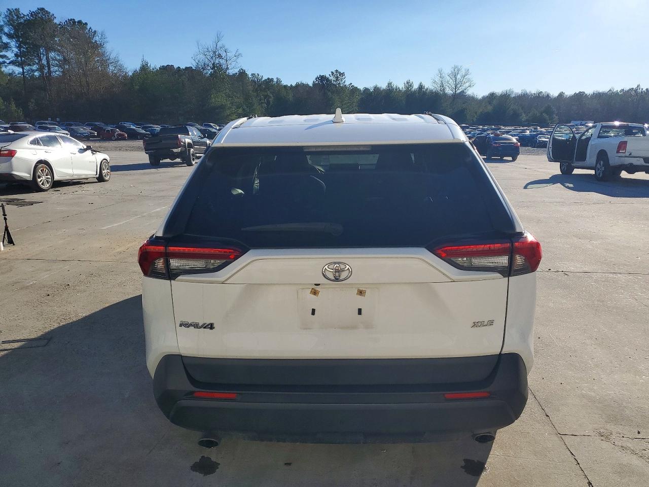 2019 TOYOTA RAV4 XLE photo 21