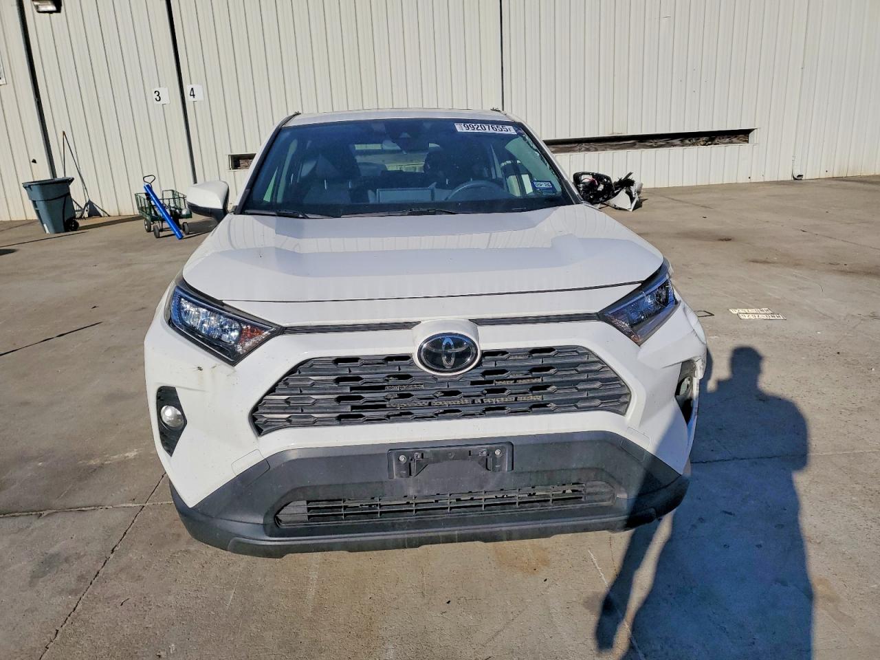 2019 TOYOTA RAV4 XLE photo 17