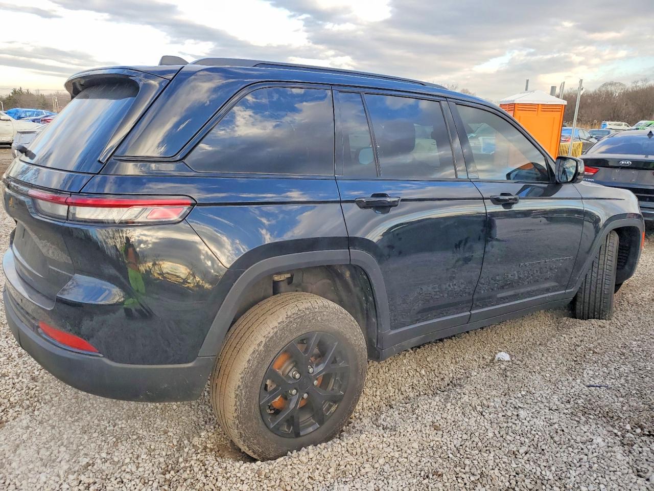 2024 JEEP GRAND CHEROKEE LAREDO photo 3