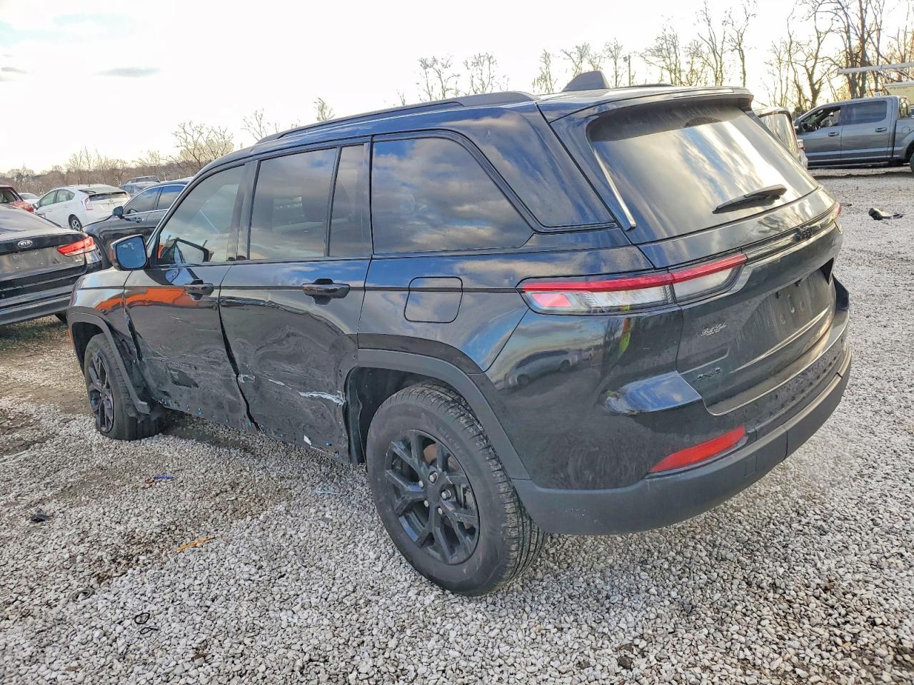 2024 JEEP GRAND CHEROKEE LAREDO photo 2