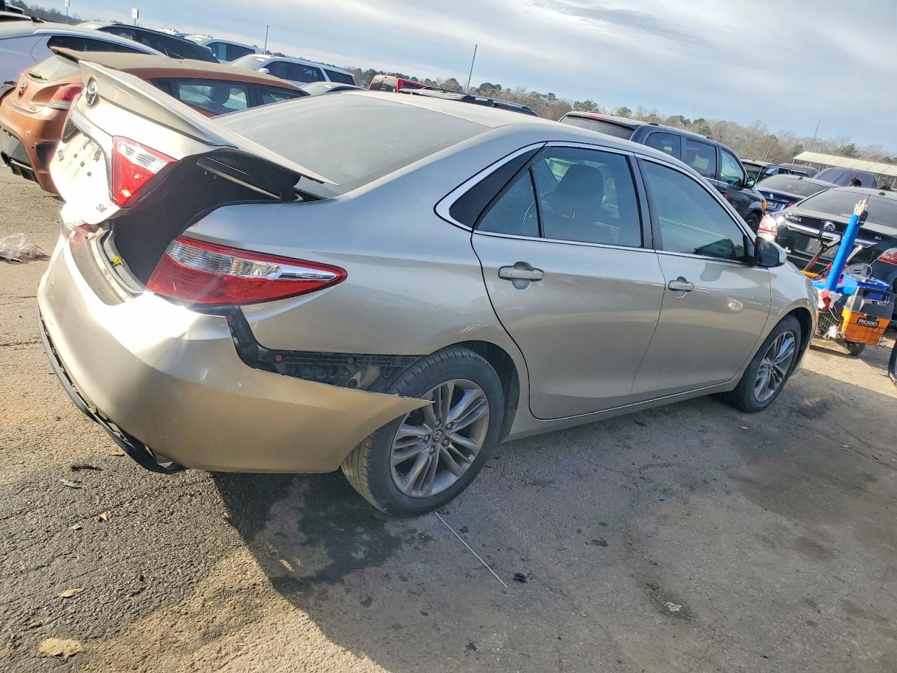 2017 TOYOTA CAMRY LE photo 3