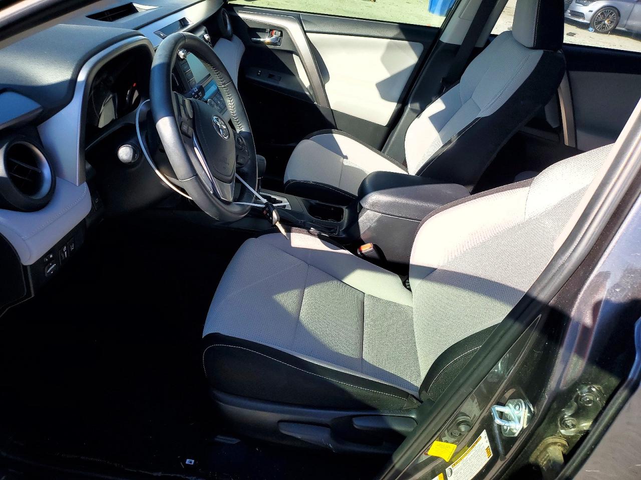 2017 TOYOTA RAV4 XLE photo 7