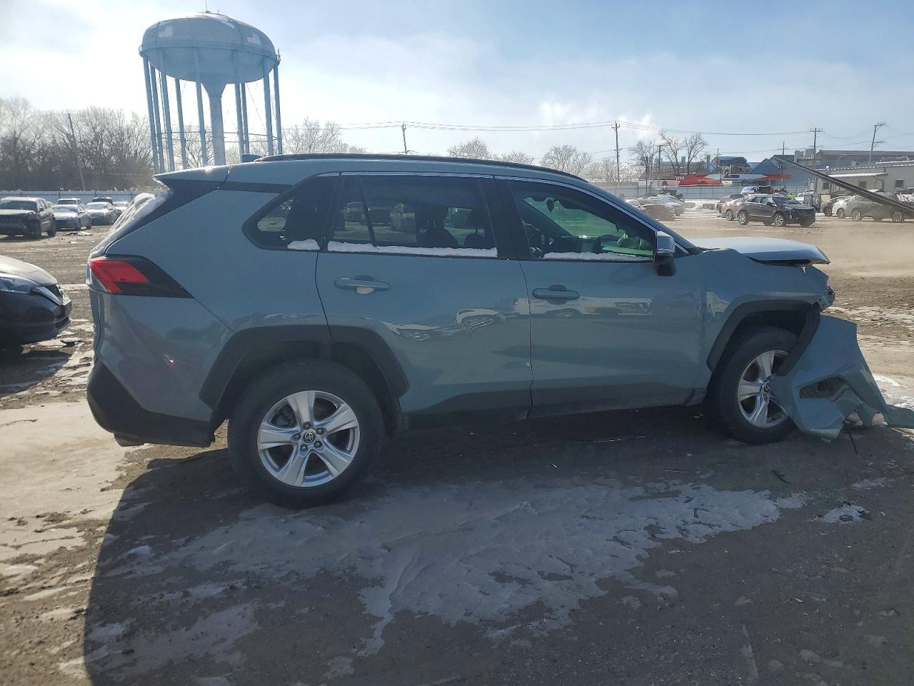 2021 TOYOTA RAV4 XLE photo 3