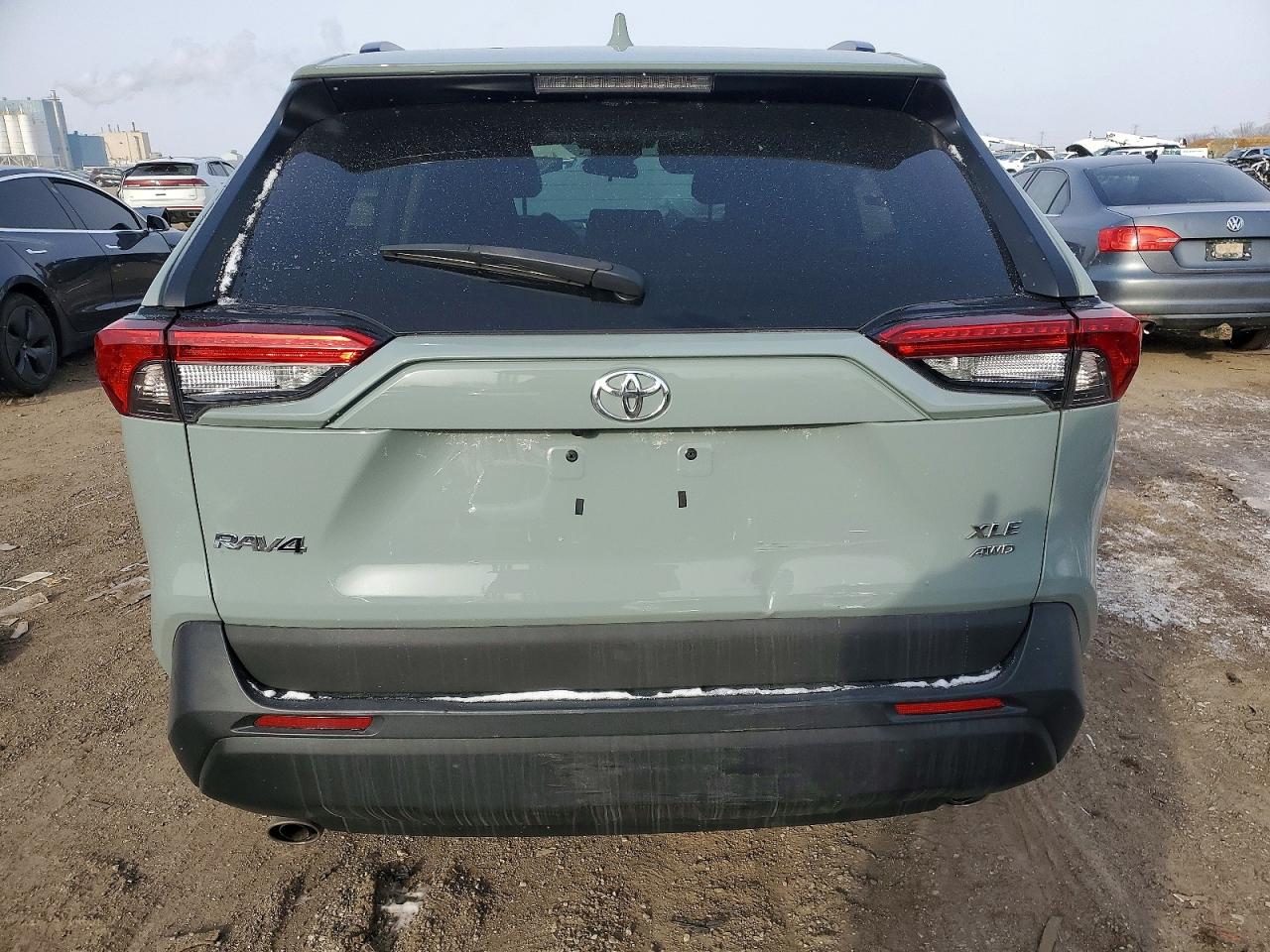 2021 TOYOTA RAV4 XLE photo 6