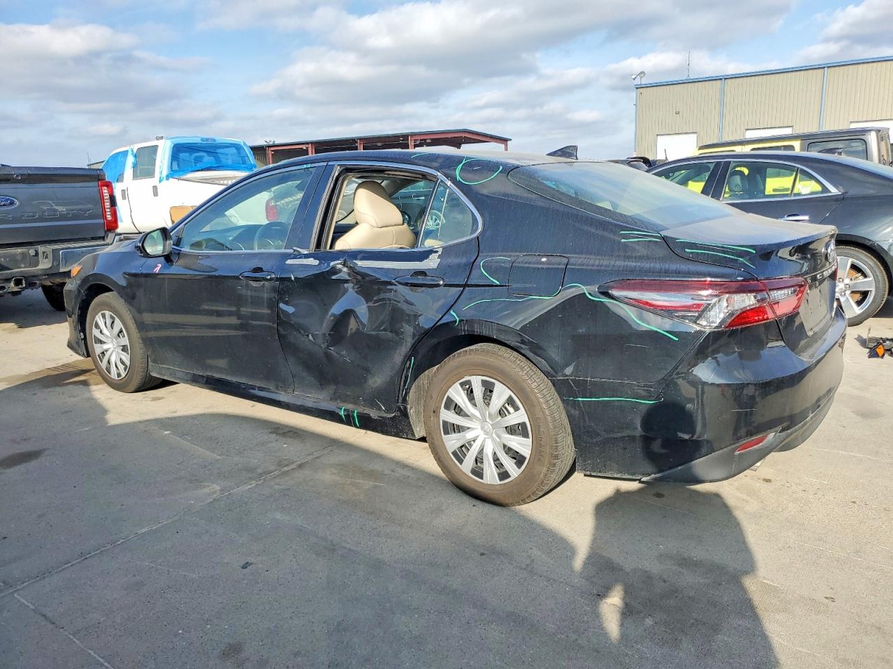 2022 TOYOTA CAMRY LE photo 2