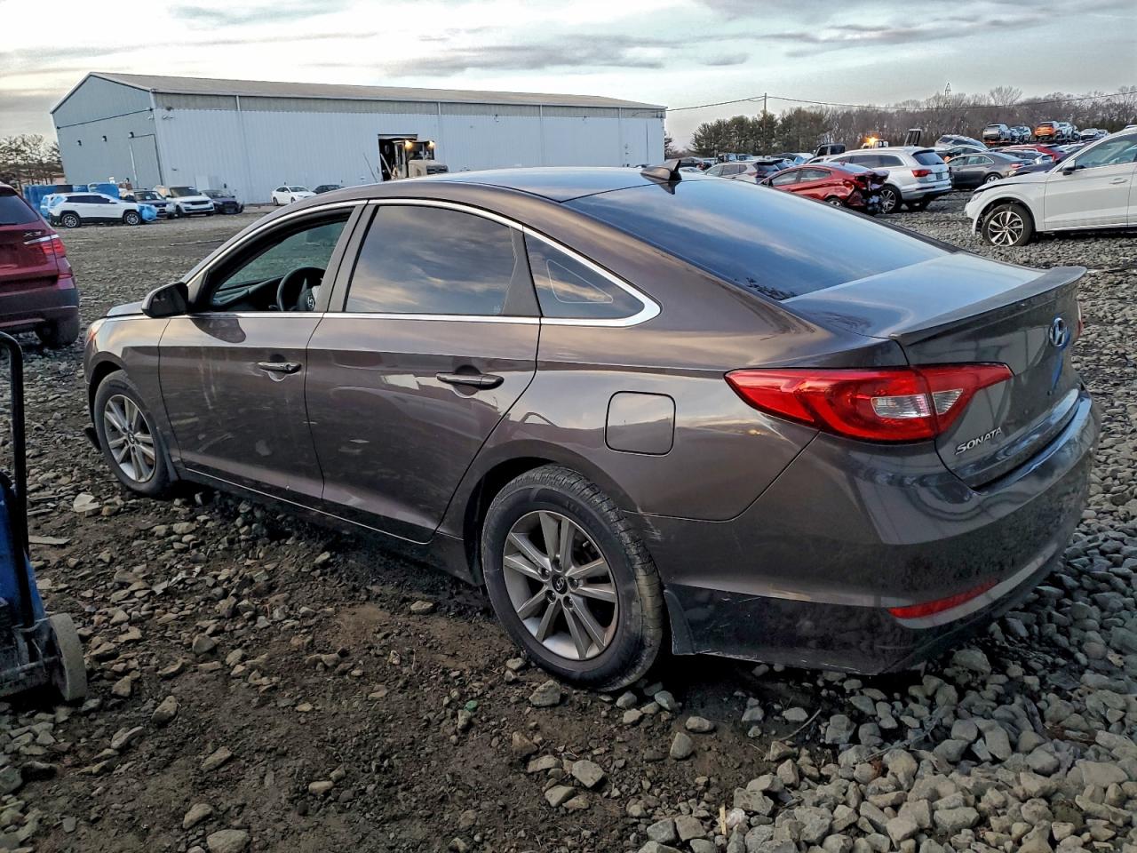 2015 HYUNDAI SONATA SE photo 2