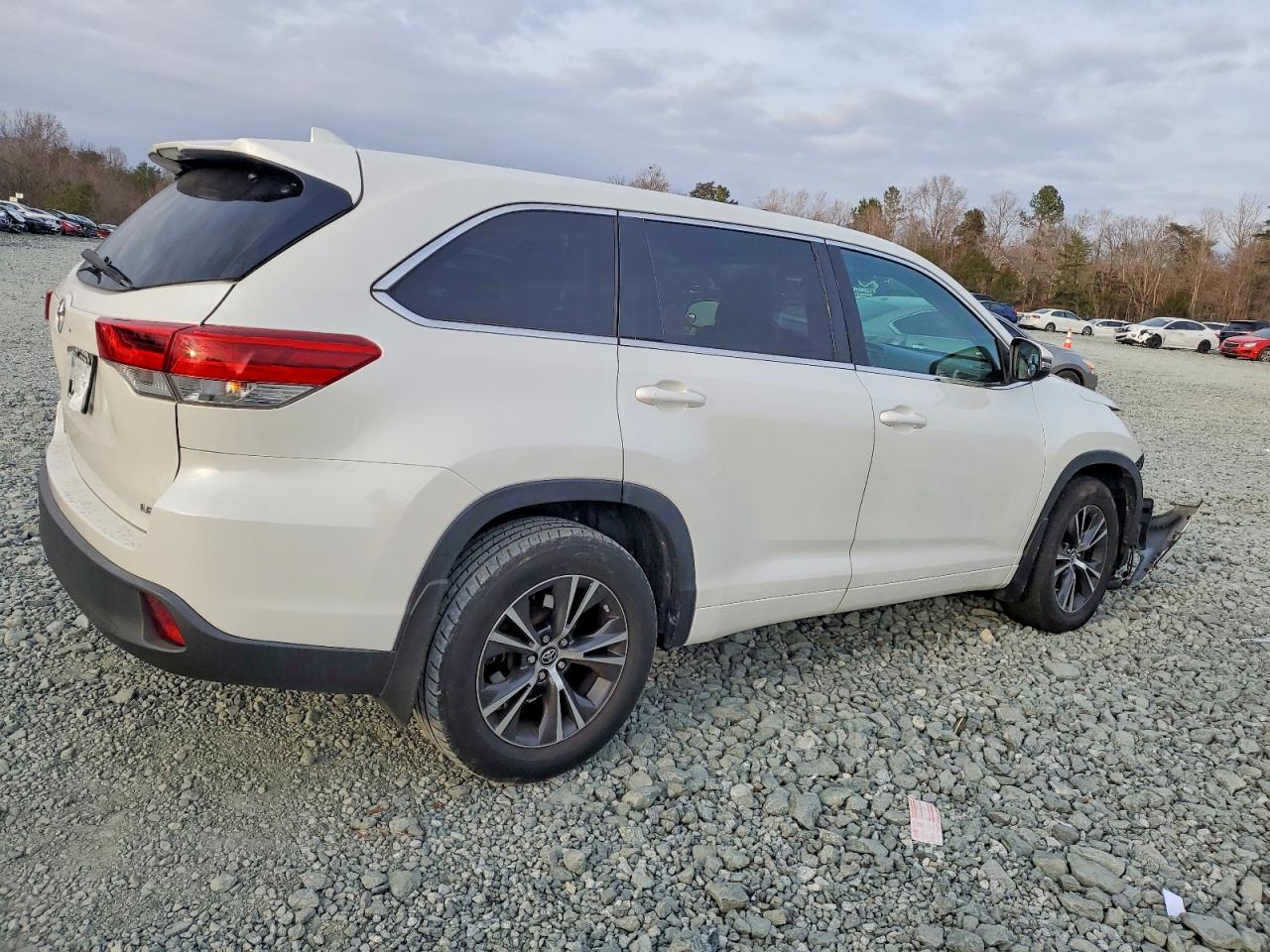 2018 TOYOTA HIGHLANDER LE photo 3