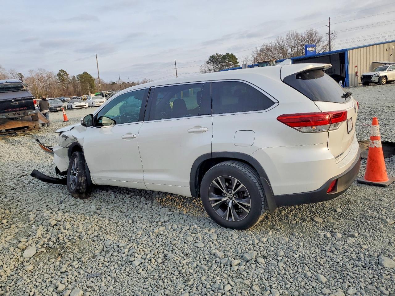 2018 TOYOTA HIGHLANDER LE photo 2