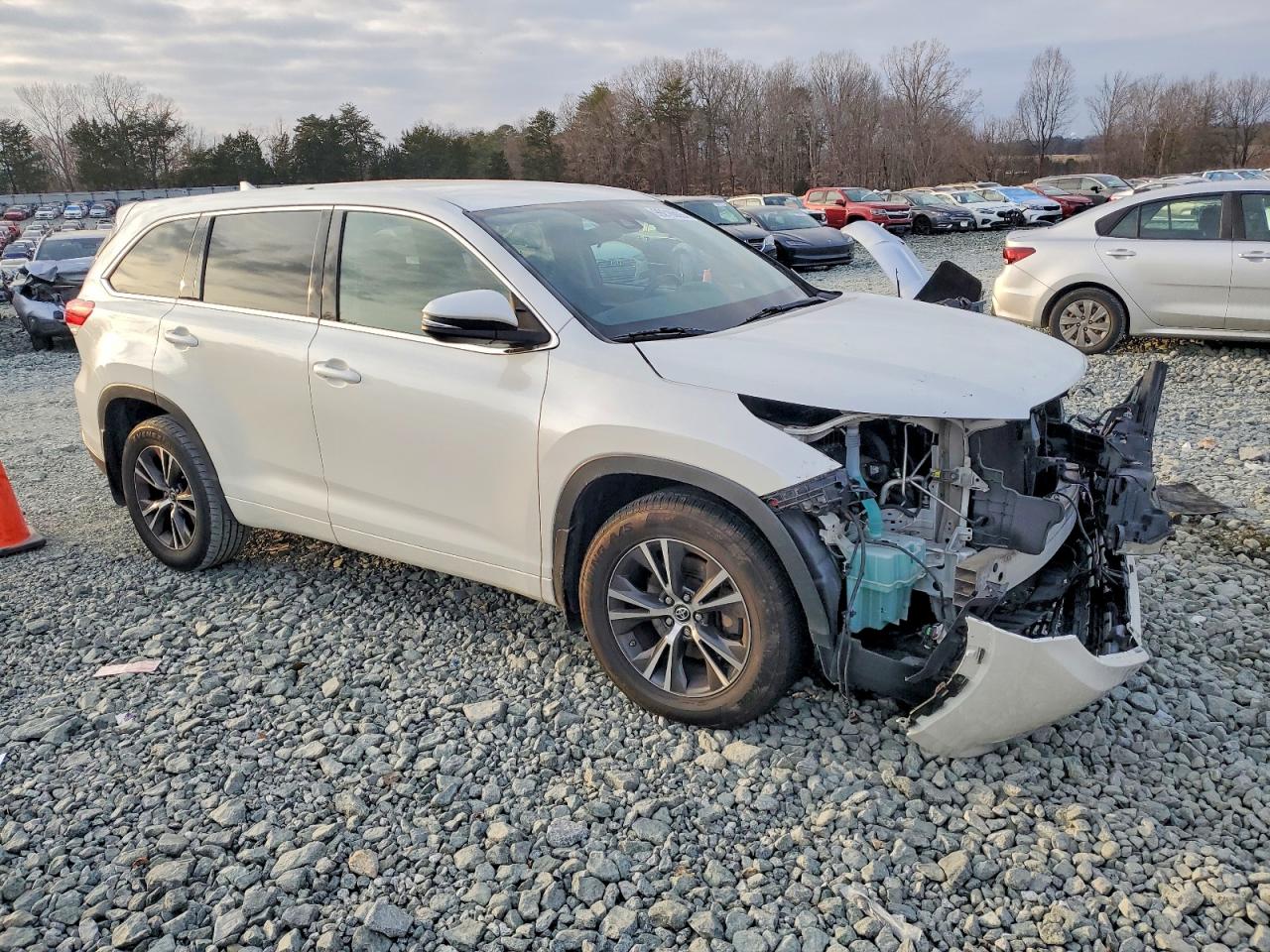 2018 TOYOTA HIGHLANDER LE photo 4