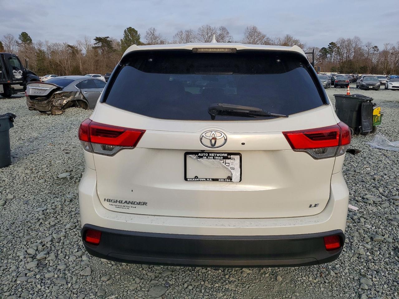 2018 TOYOTA HIGHLANDER LE photo 6