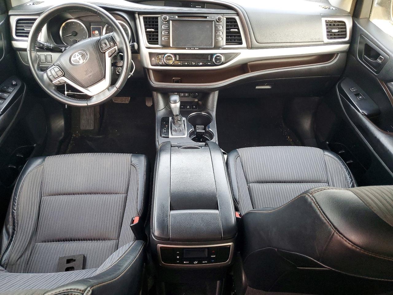 2018 TOYOTA HIGHLANDER LE photo 8