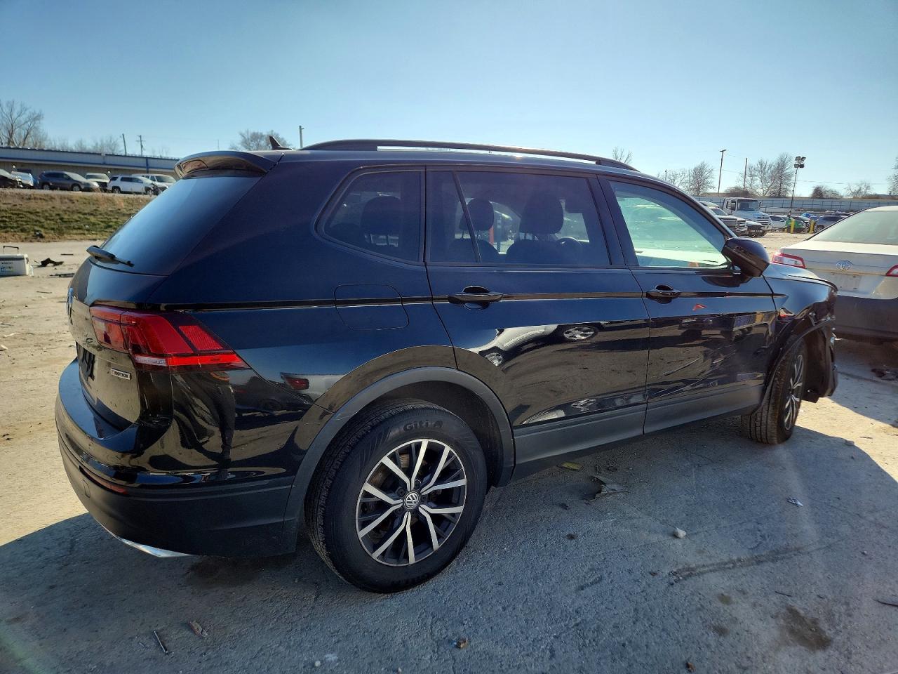 2021 VOLKSWAGEN TIGUAN S photo 3