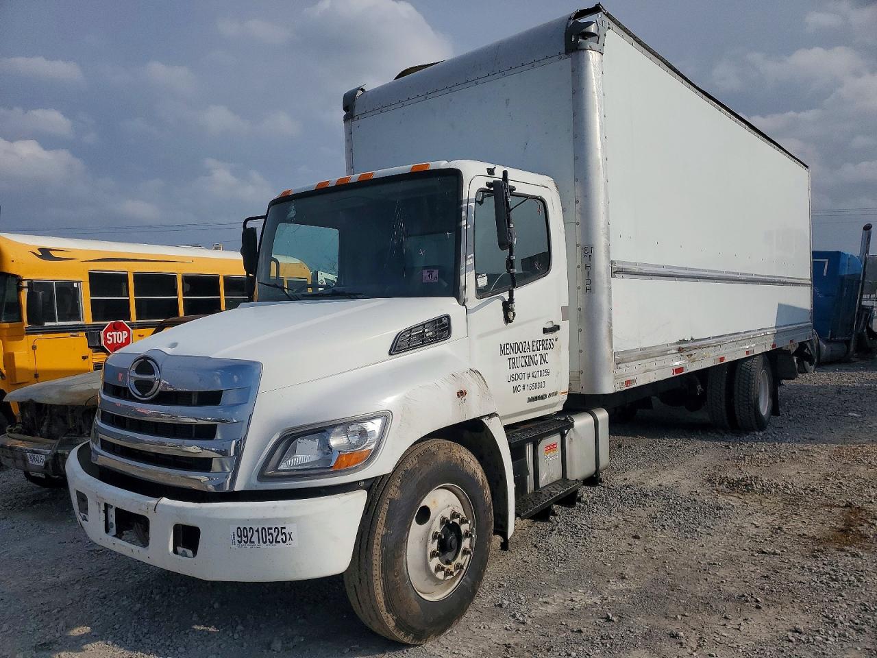 2018 HINO 258/268 BOX TRUCK photo 2