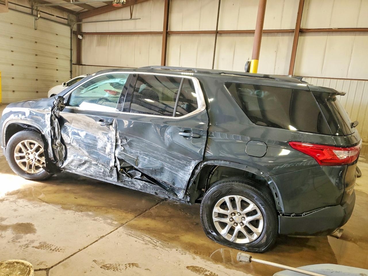 2020 CHEVROLET TRAVERSE LT photo 2