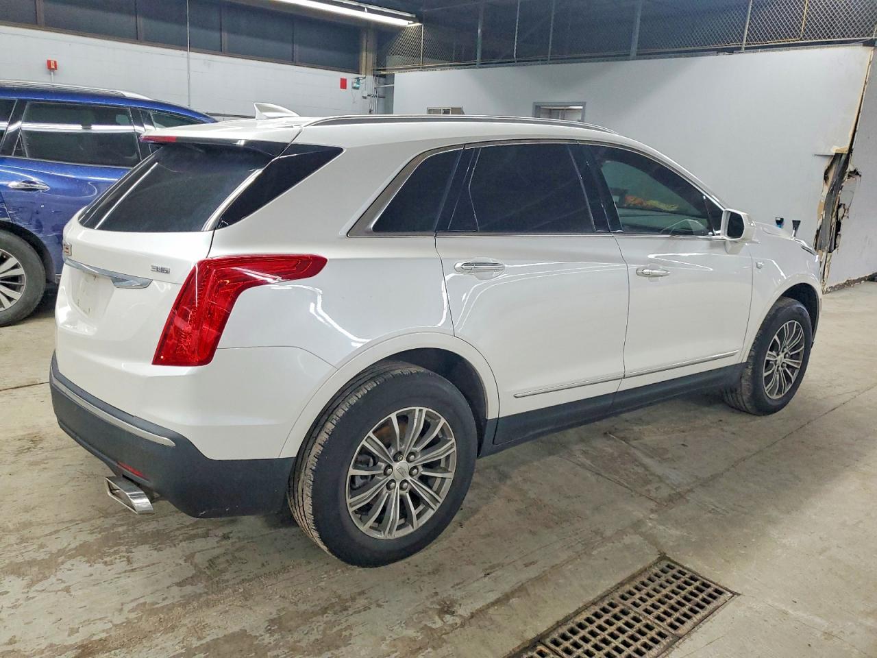 2017 CADILLAC XT5 LUXURY photo 3