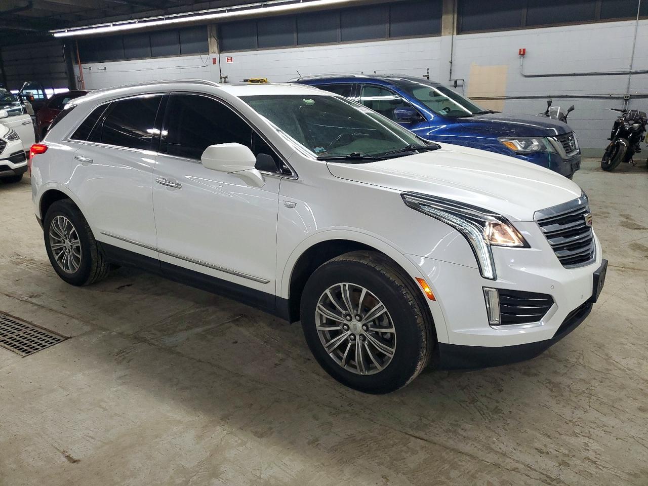2017 CADILLAC XT5 LUXURY photo 4