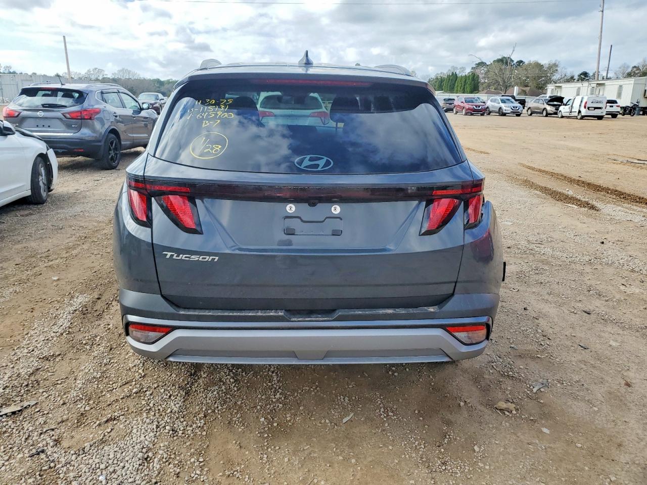 2026 HYUNDAI TUCSON SEL photo 6