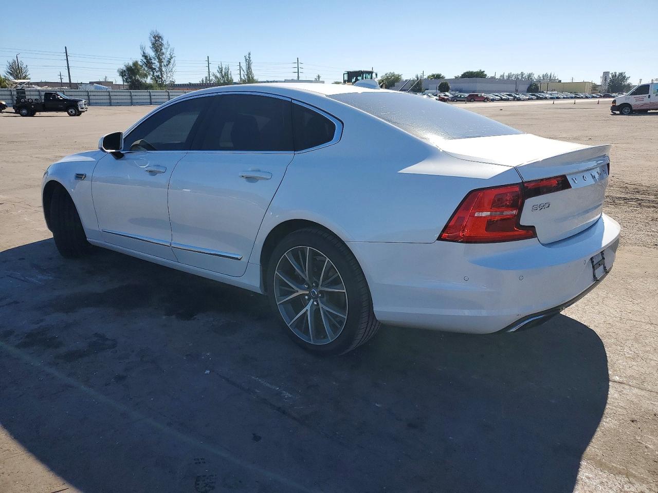 2017 VOLVO S90 T6 MOMENTUM photo 2