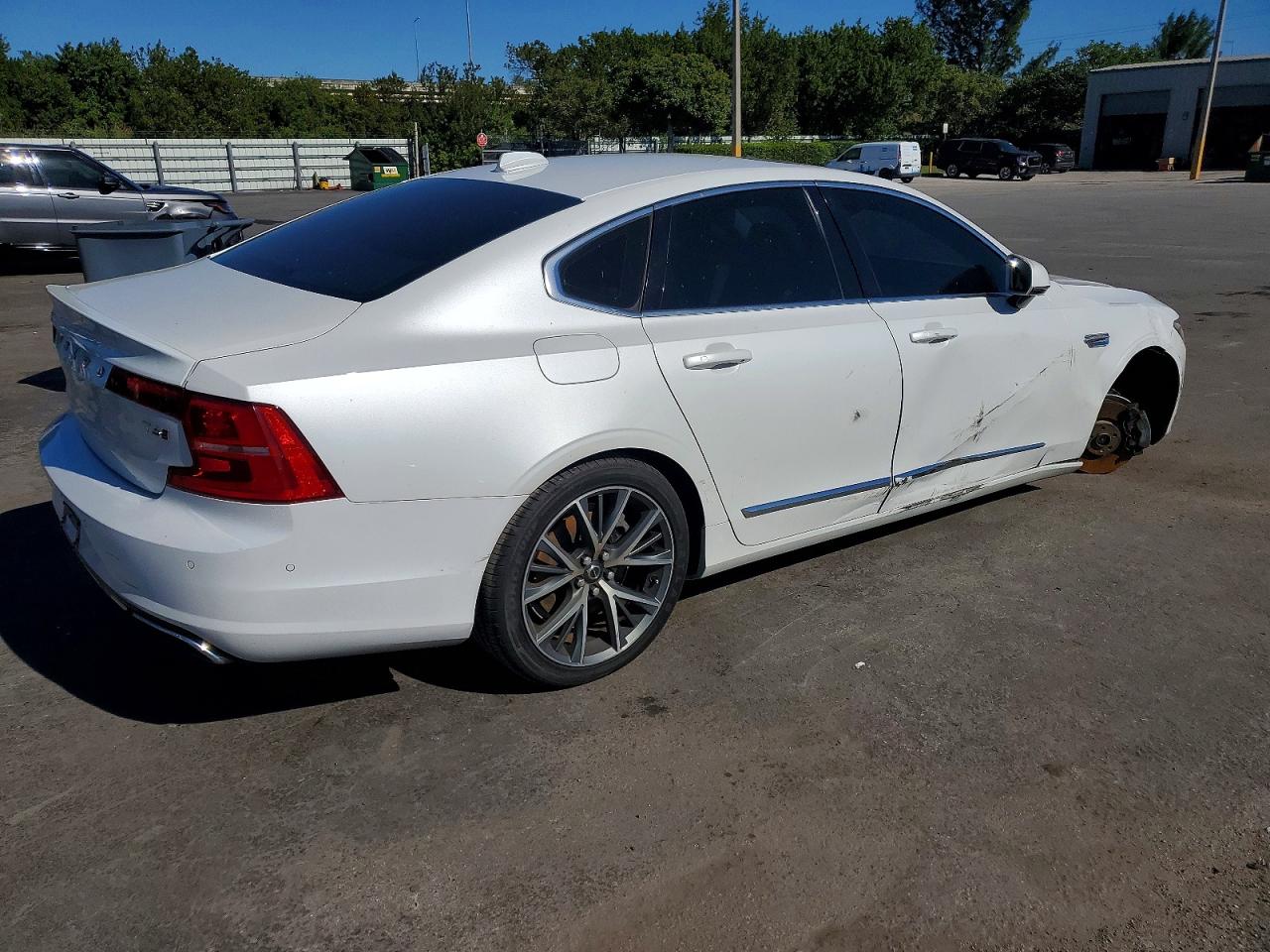 2017 VOLVO S90 T6 MOMENTUM photo 3
