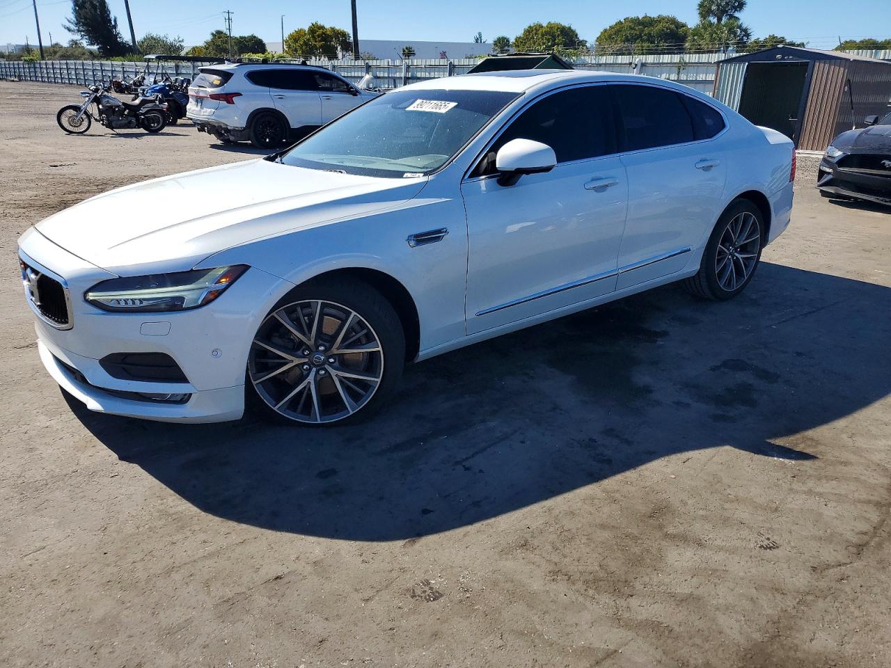 2017 VOLVO S90