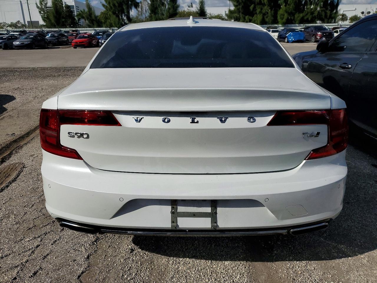 2017 VOLVO S90 T6 MOMENTUM photo 6