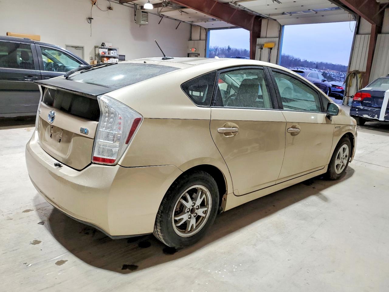 2010 TOYOTA PRIUS photo 3