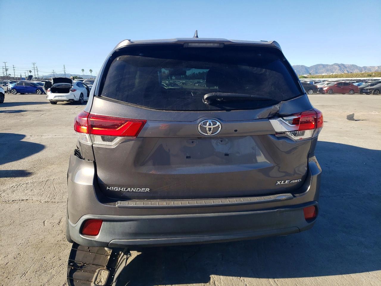 2018 TOYOTA HIGHLANDER SE photo 6