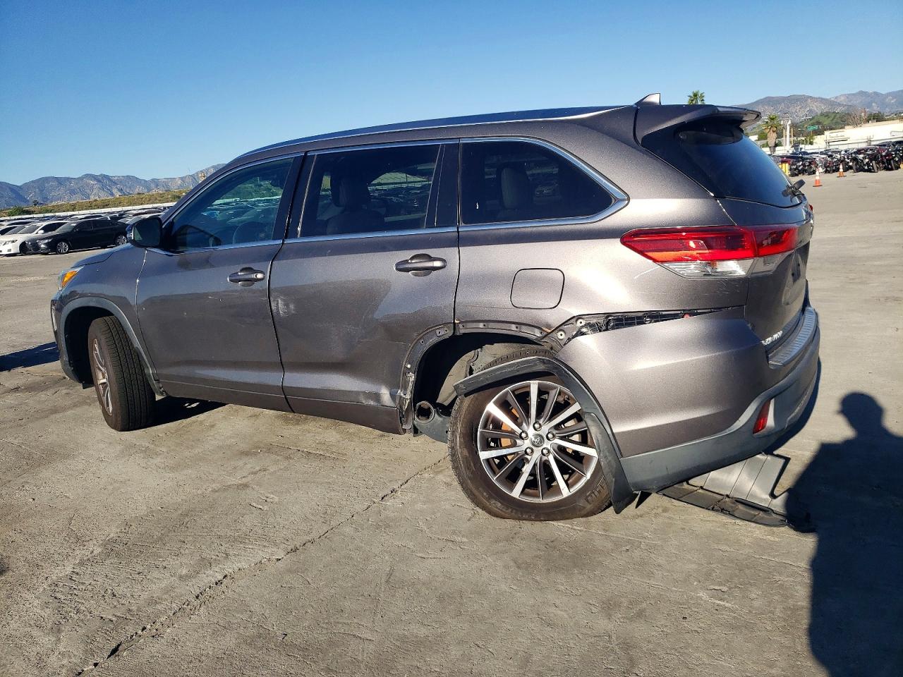 2018 TOYOTA HIGHLANDER SE photo 2