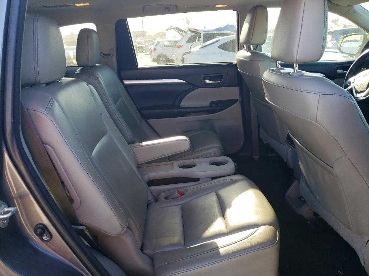 2018 TOYOTA HIGHLANDER SE photo 11