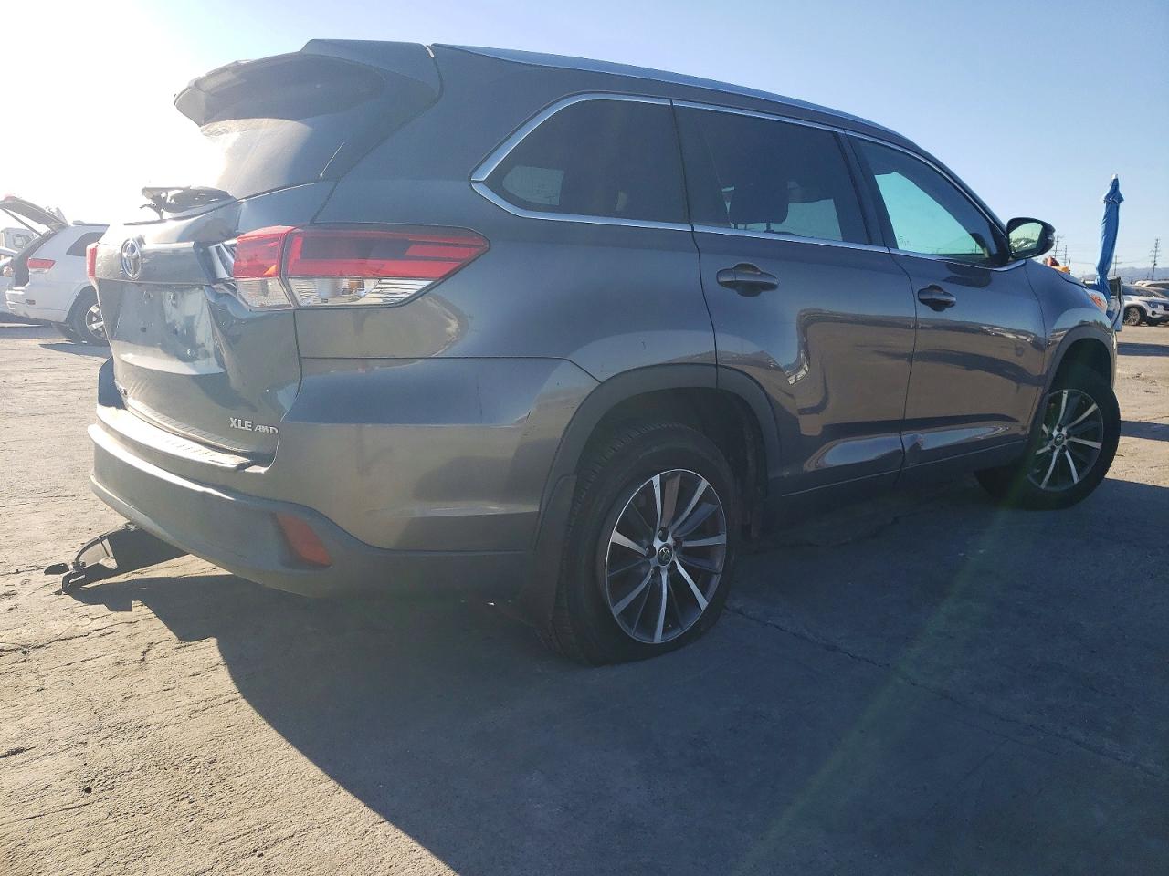 2018 TOYOTA HIGHLANDER SE photo 3