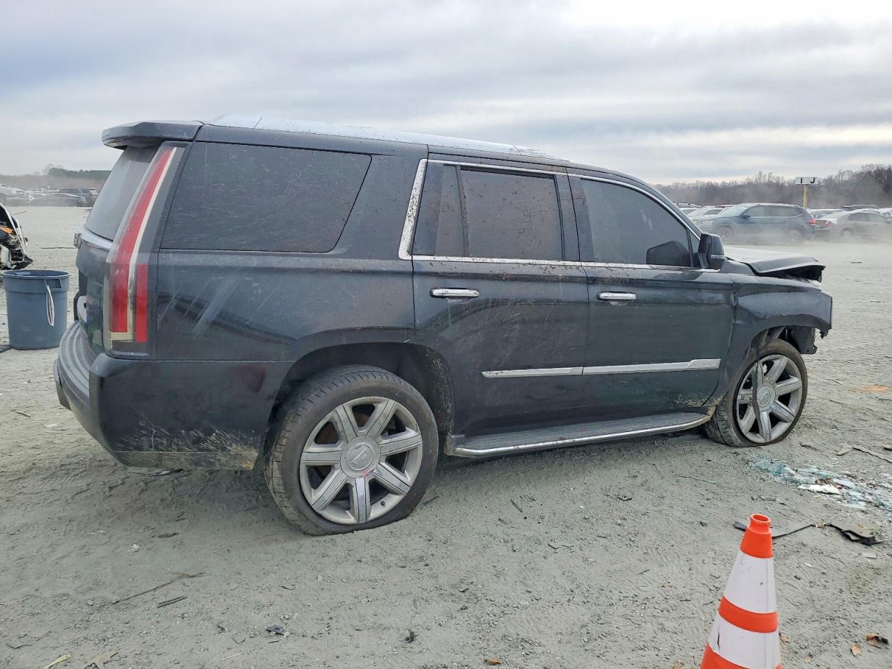 2019 CADILLAC ESCALADE LUXURY photo 3