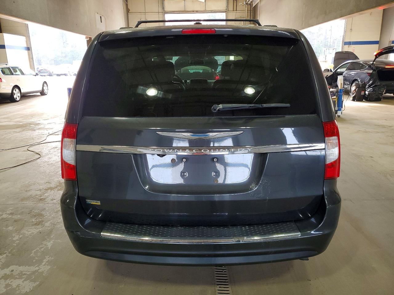 2012 CHRYSLER TOWN & COUNTRY TOURING photo 6