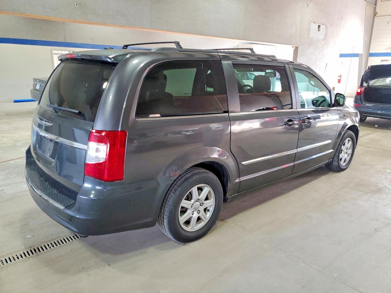 2012 CHRYSLER TOWN & COUNTRY TOURING photo 3