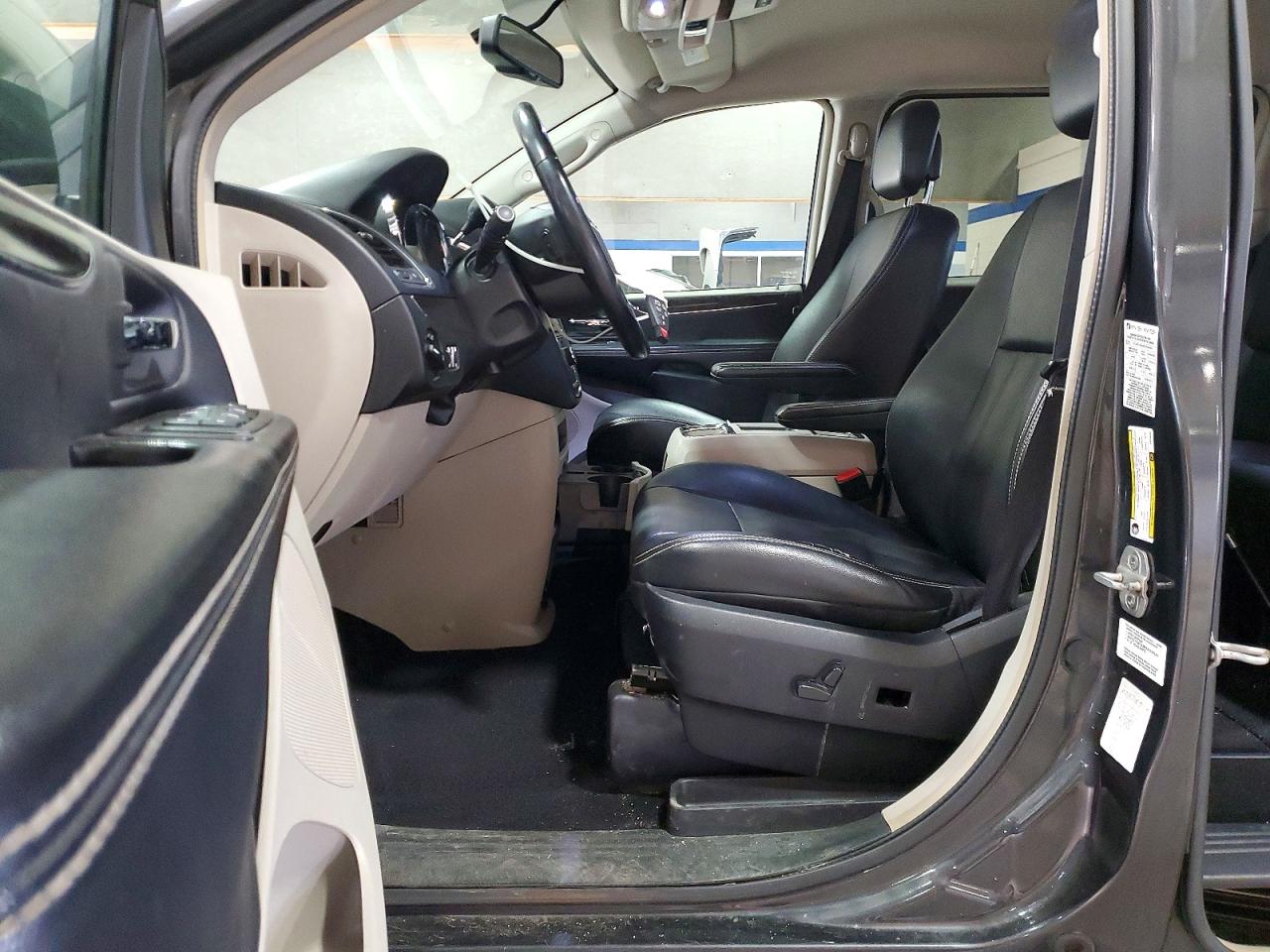 2012 CHRYSLER TOWN & COUNTRY TOURING photo 7