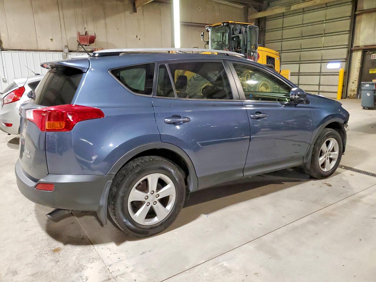 2013 TOYOTA RAV4 XLE photo 3