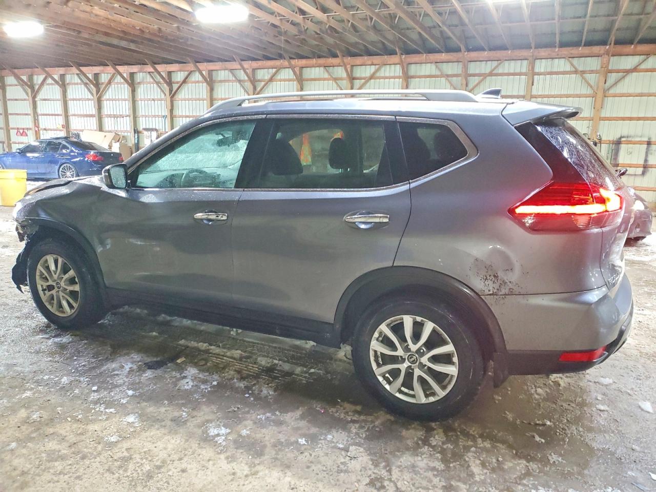 2017 NISSAN ROGUE SV photo 2