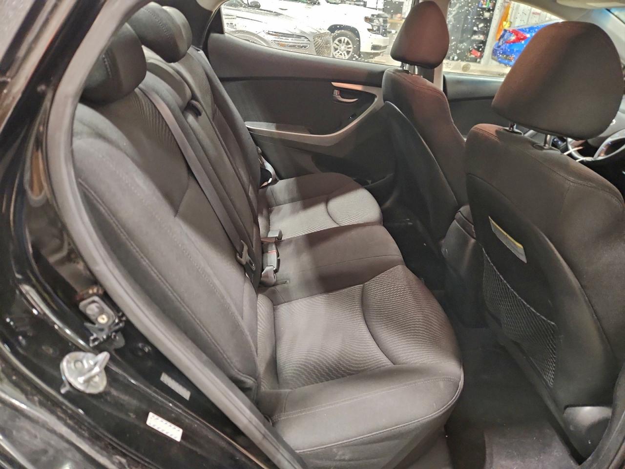 2016 HYUNDAI ELANTRA SE photo 10