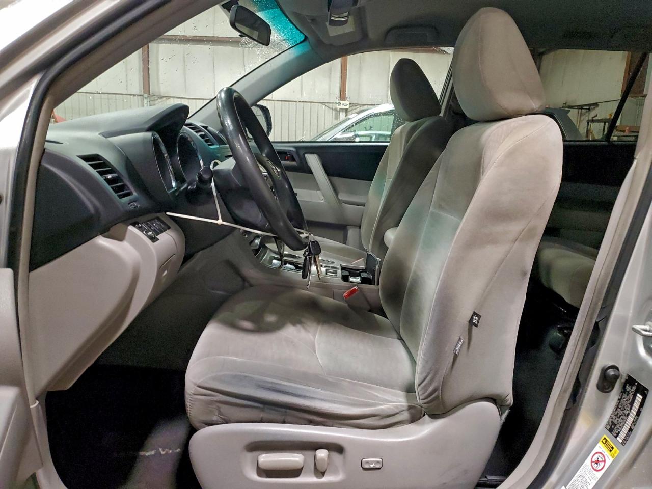 2011 TOYOTA HIGHLANDER BASE photo 7