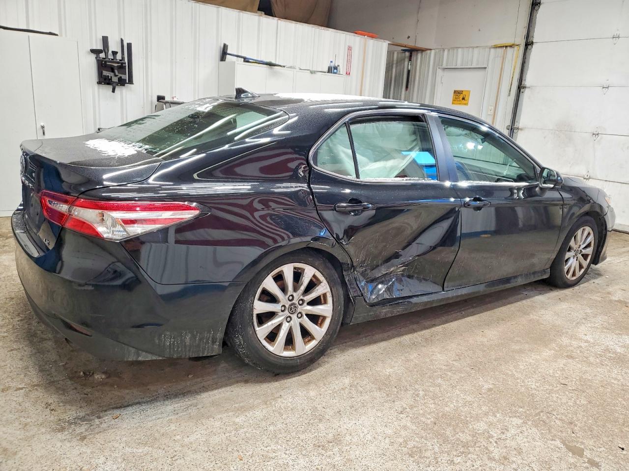 2019 TOYOTA CAMRY L photo 3