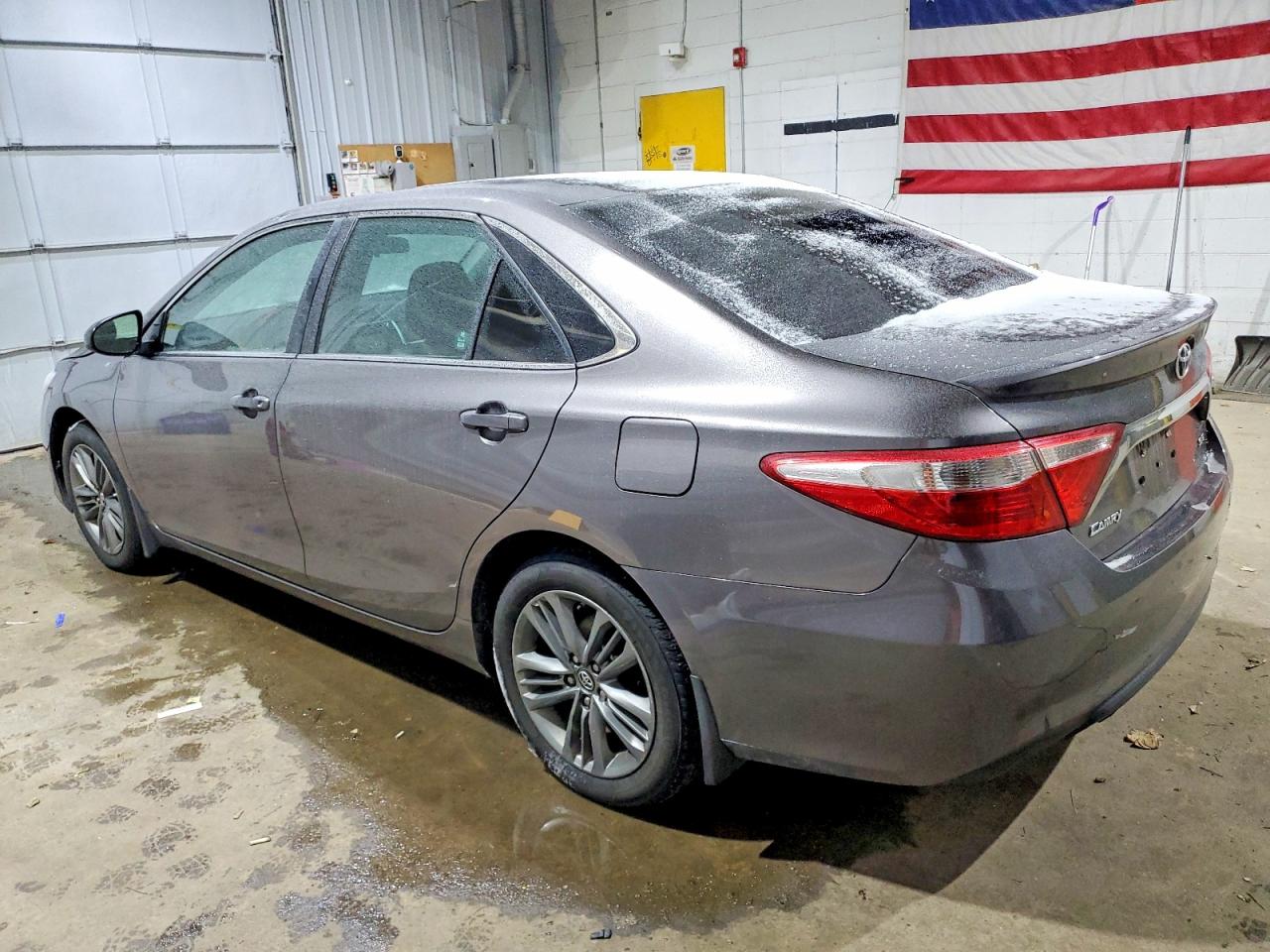 2017 TOYOTA CAMRY LE photo 3