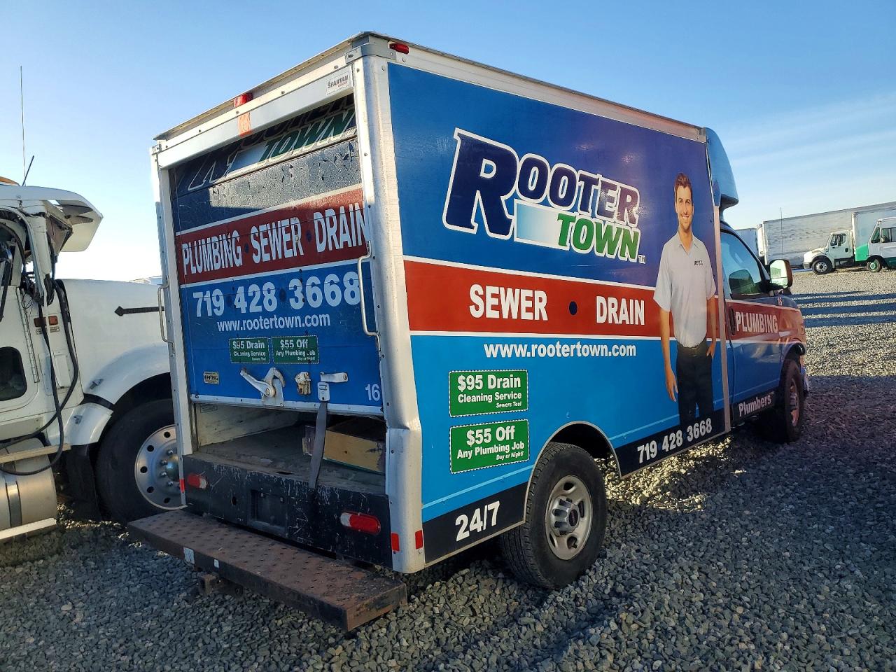 2016 GMC SAVANA BOX TRUCK photo 3