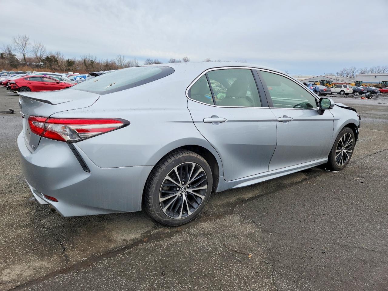 2018 TOYOTA CAMRY L photo 3