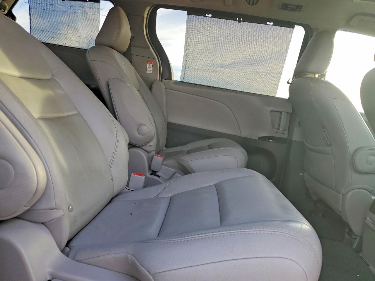 2016 TOYOTA SIENNA XLE photo 11